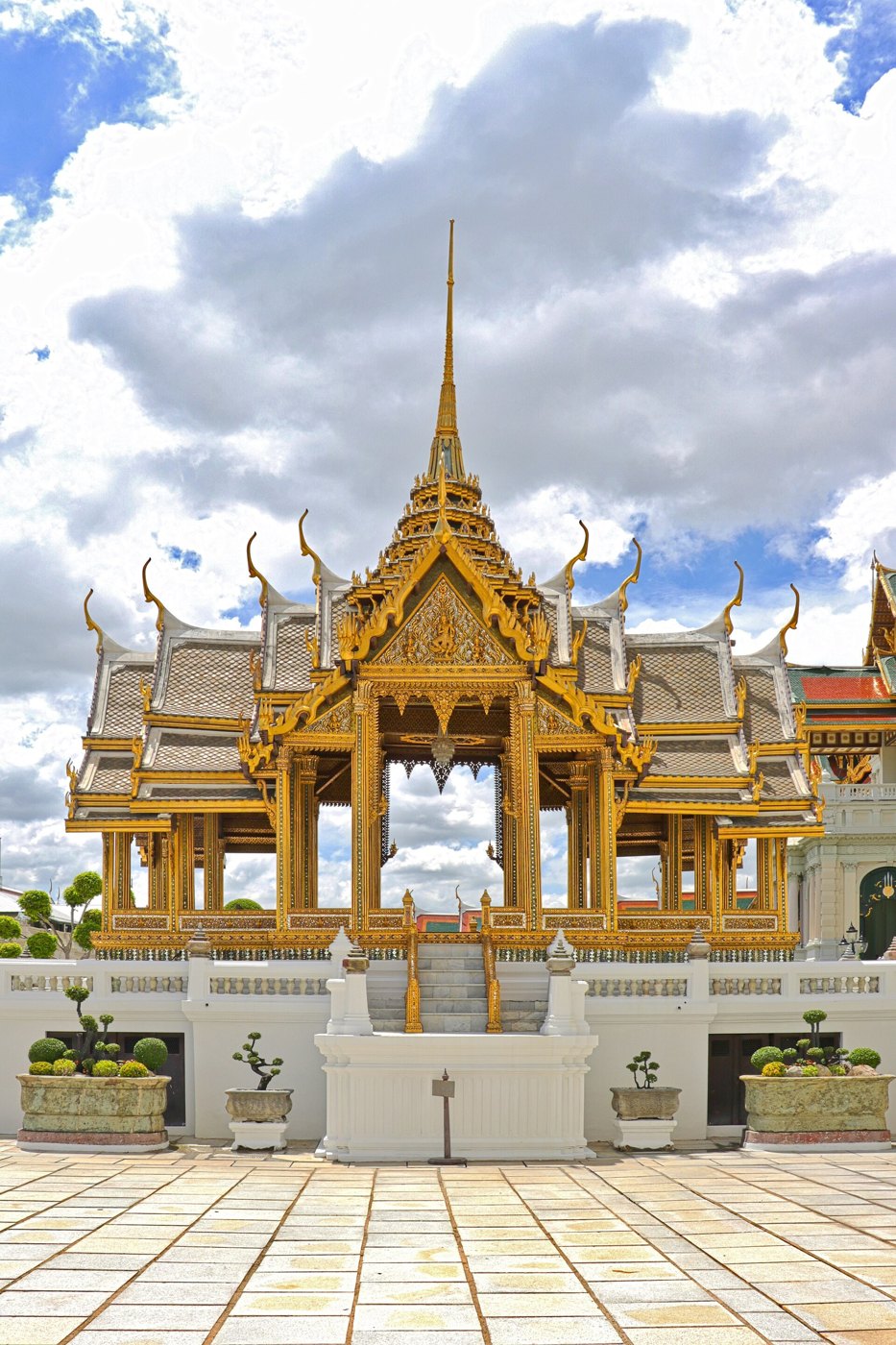 พระที่นั่งอาภรณ์ภิโมกข์ปราสาท: ปราสาทโถงขนาดเล็ก จัตุรมุข ยอดปราสาท