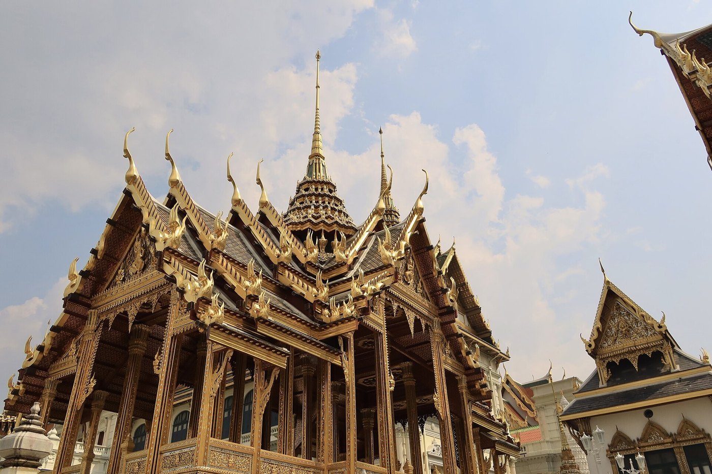 พระที่นั่งอาภรณ์ภิโมกข์ปราสาท: หลังคาจัตุรมุขซ้อนชั้นและยอด
