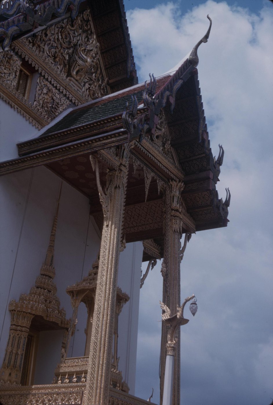บุษบกมาลา (มุขพระที่นั่งดุสิตมหาปราสาท): บุษบกคือซุ้มยอดขนาดเล็ก