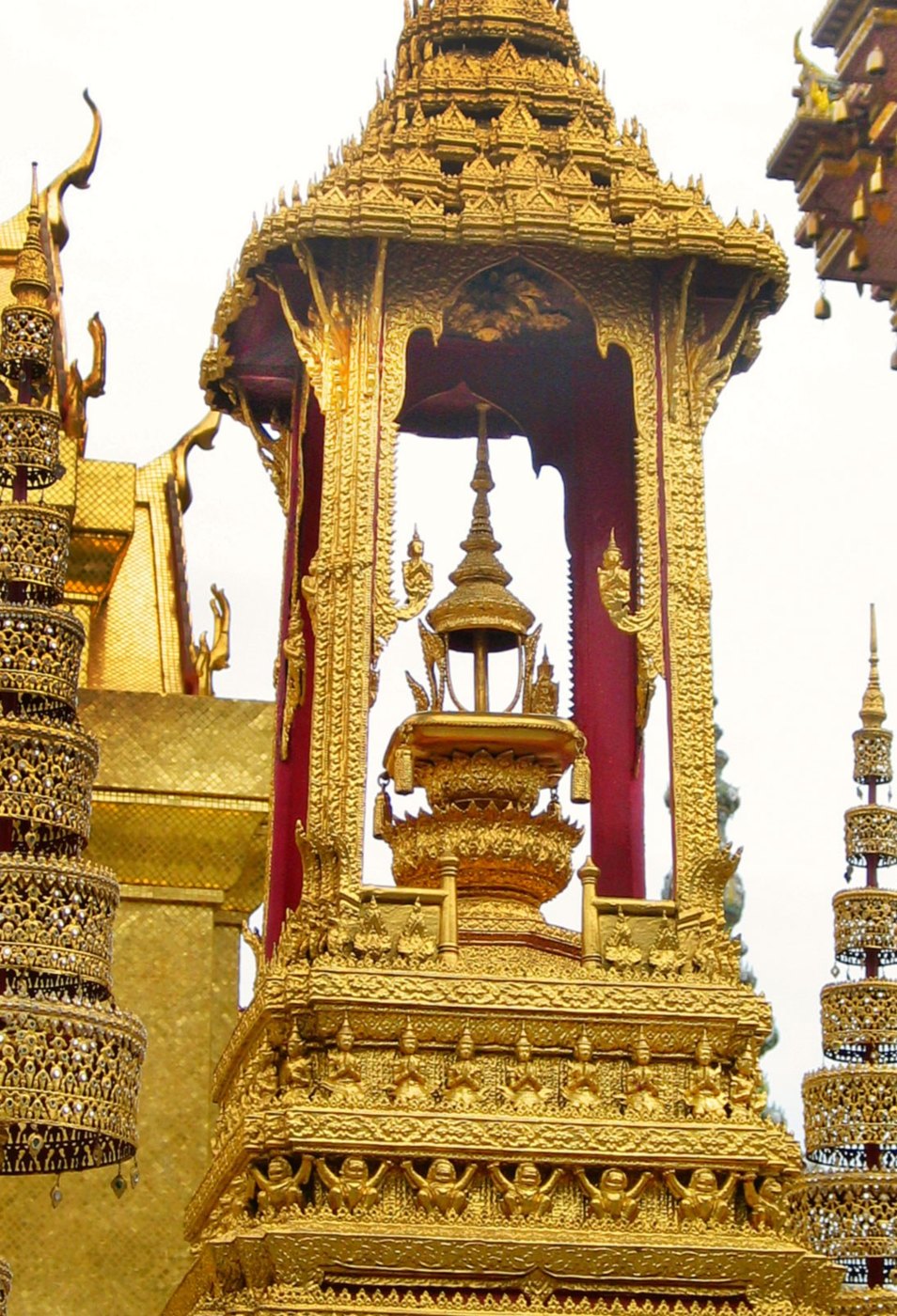 บุษบกประดิษฐานพระราชลัญจกร ร.4 วัดพระแก้ว: ยอดซ้อนชั้นแบบบุษบก