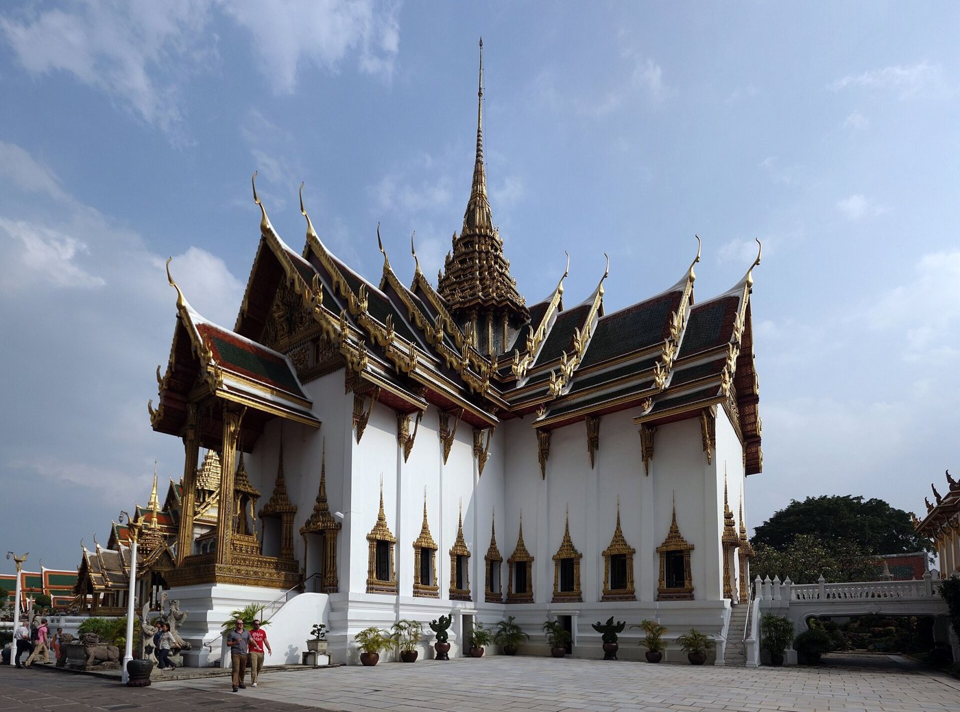 พระที่นั่งดุสิตมหาปราสาท: ผังจัตุรมุข หลังคาซ้อนสี่ทิศ ยอดปราสาทงอกจากจุดตัดหลังคา