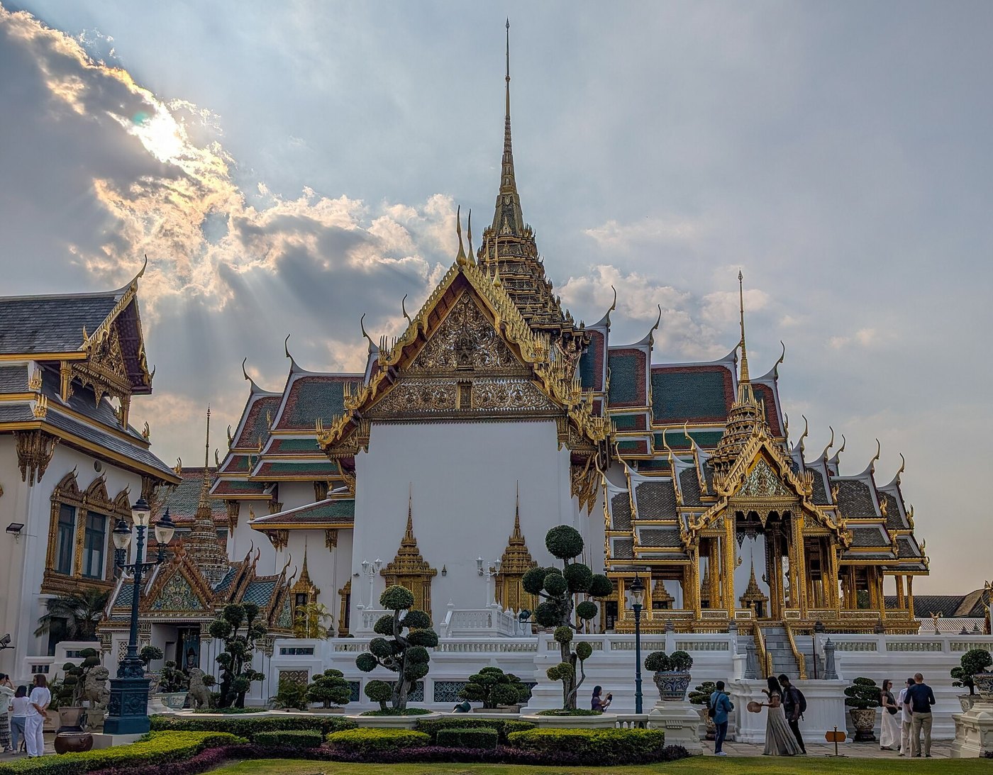 พระที่นั่งดุสิตมหาปราสาทด้านหน้า: หน้าจั่วซ้อนลดหลั่น และยอดปราสาท