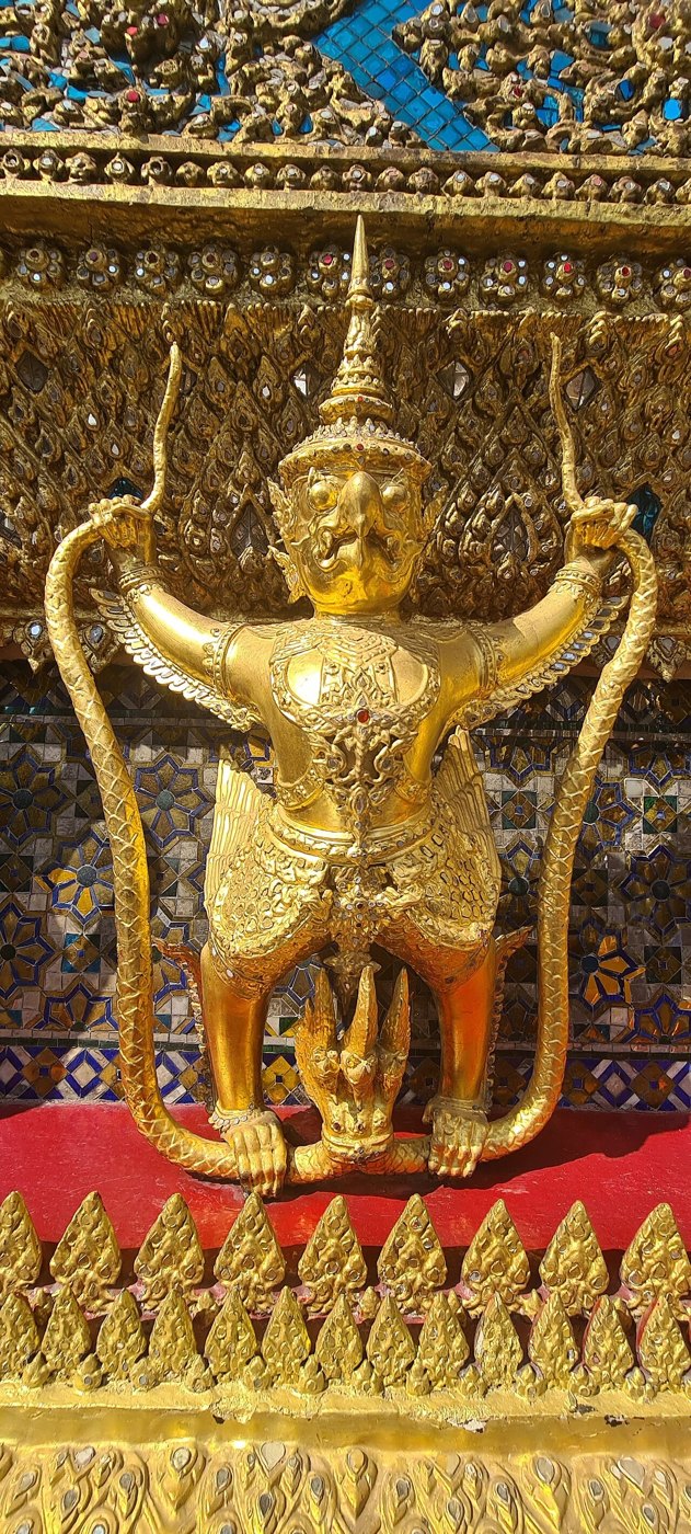 ครุฑยุดนาค (ตัวเดียว) ฐานพระอุโบสถวัดพระแก้ว