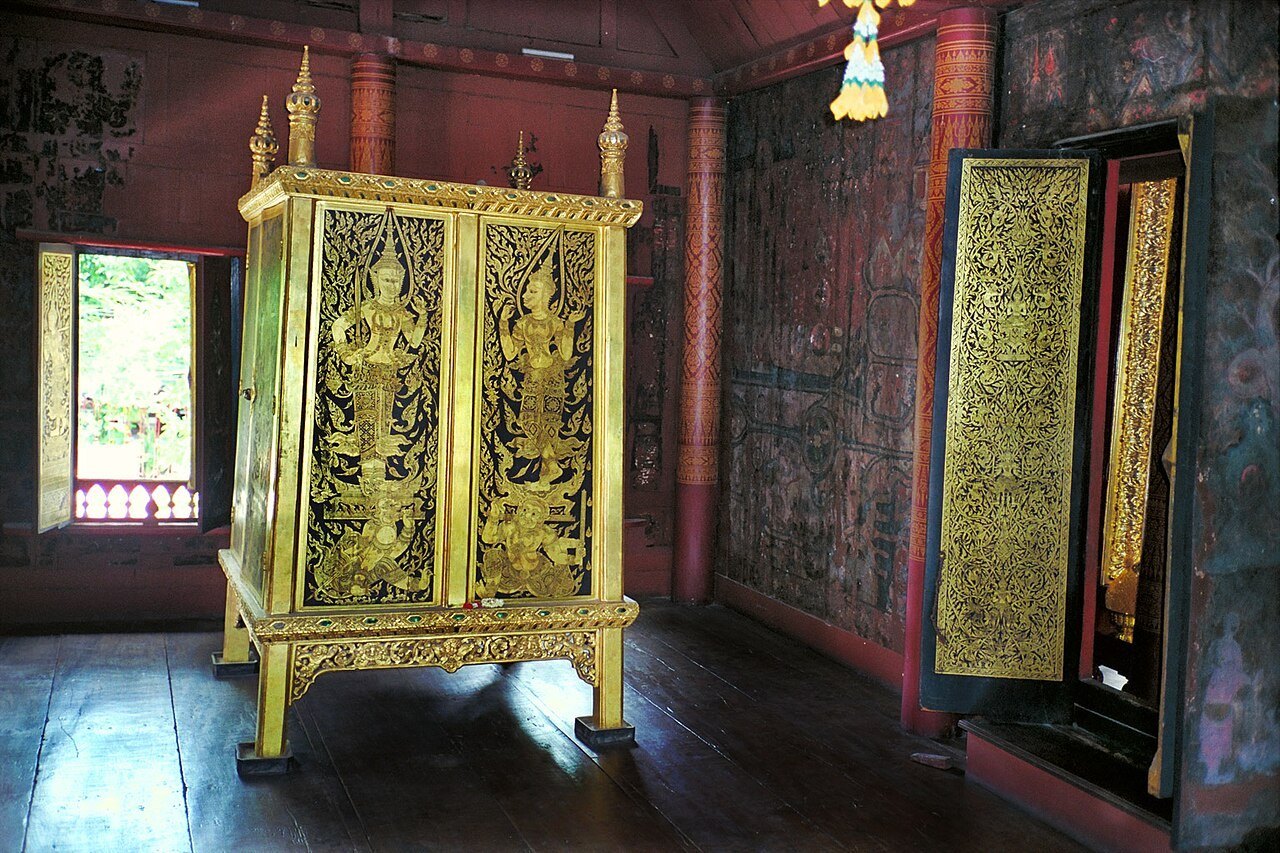 ภายในหอไตรวัดระฆัง: ตู้พระธรรมลายรดน้ำและจิตรกรรมฝาผนัง