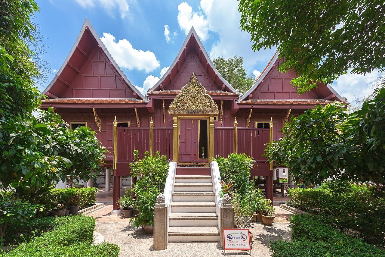 หอไตรวัดระฆัง (เดิมเป็นพระตำหนักของ ร.1): เรือนไทยภาคกลางสามหลังแฝด จั่วสูง ปั้นลม