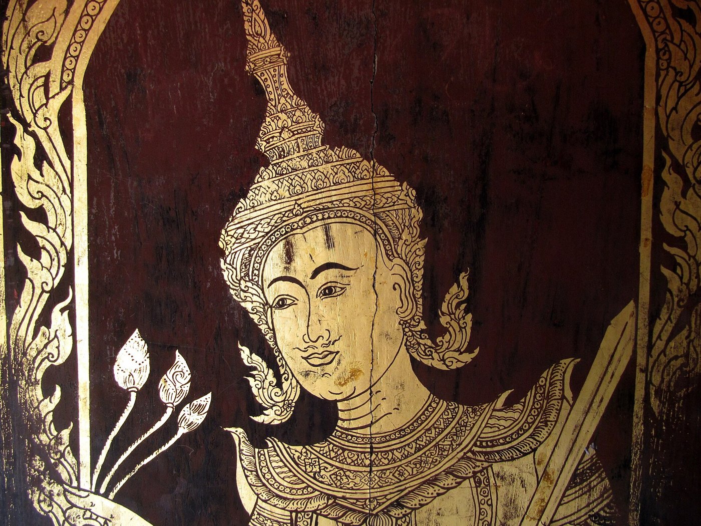 ลายรดน้ำบานประตู วัดพระธาตุดอยสุเทพ: เทวดาถือดอกบัว (ตระกูลนารี) ในกรอบกนก