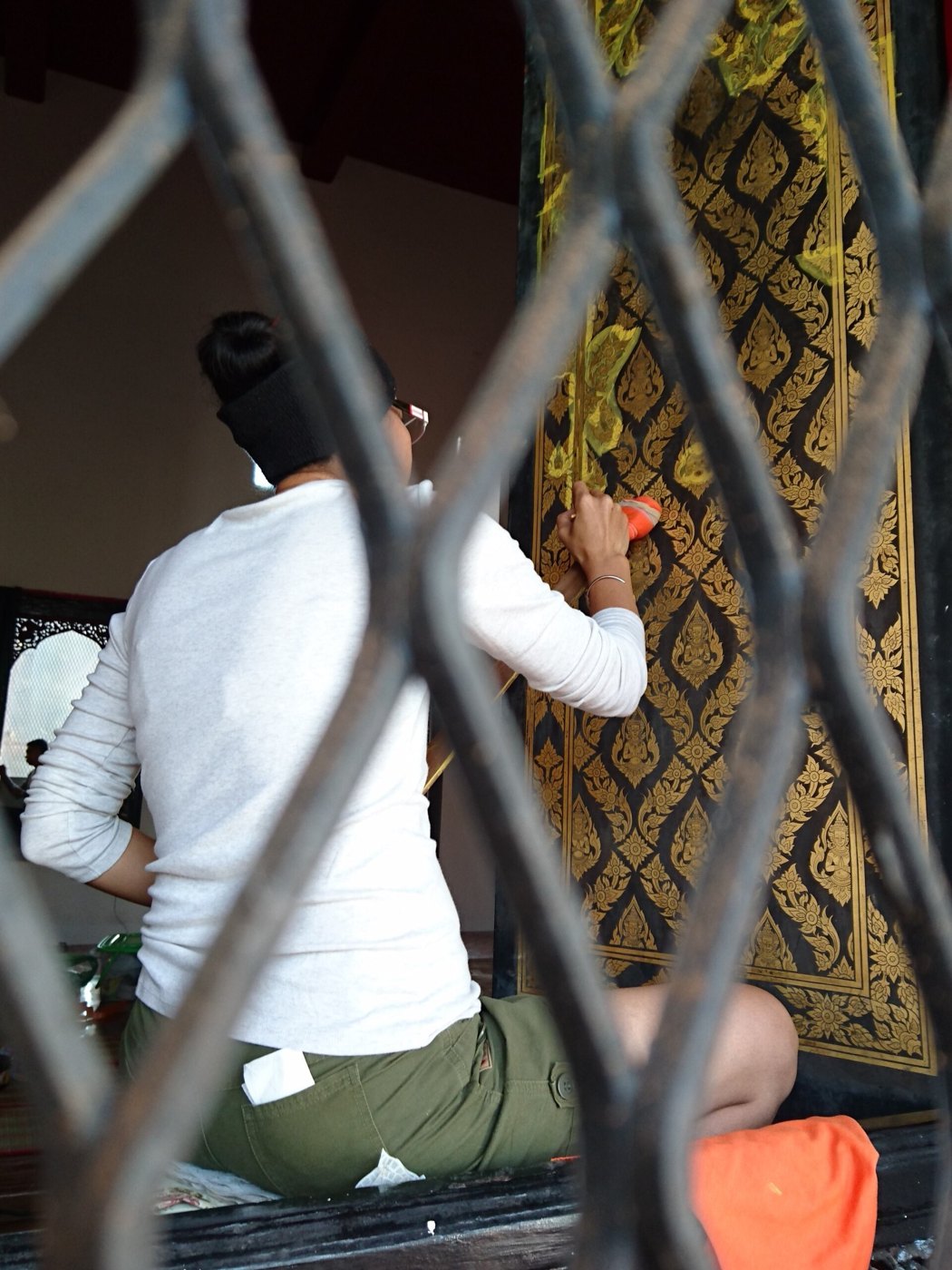 ช่างบูรณะบานหน้าต่างลายรดน้ำ พิพิธภัณฑสถานแห่งชาติ พระนคร