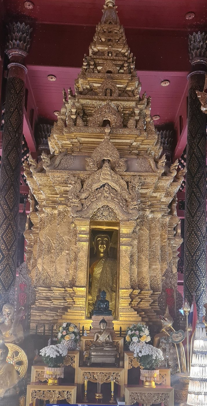 กู่ (ซุ้มประดิษฐานพระ) ในวิหารวัดพระธาตุลำปางหลวง