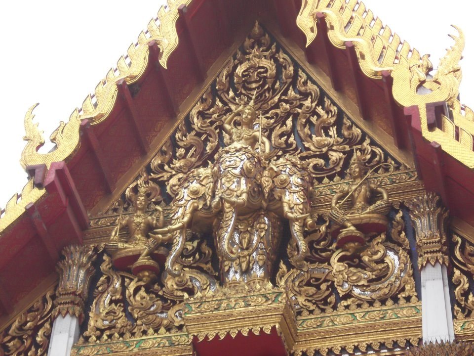 หน้าบันรูปพระอินทร์ทรงช้างเอราวัณ ล้อมด้วยลายกนก ไม้จำหลักปิดทอง