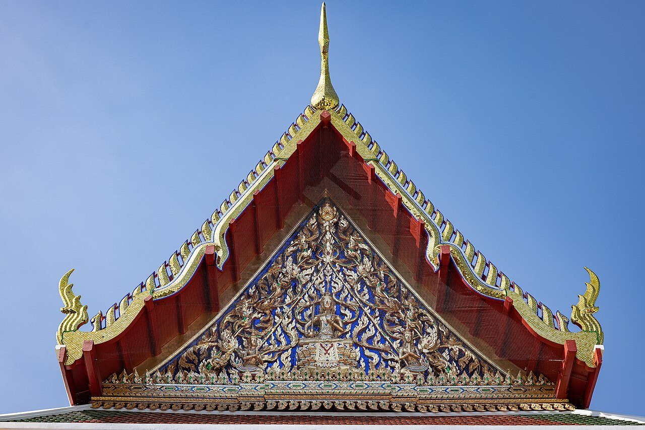 หน้าบันพระวิหารวัดอรุณ: ปูนปั้นประดับกระเบื้องถ้วยชาม