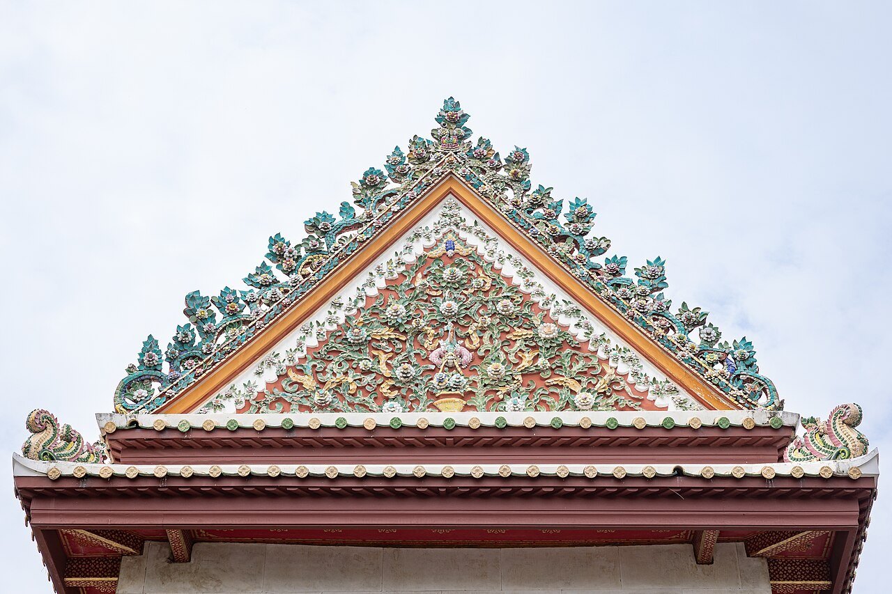 หน้าบันมุขหน้าพระอุโบสถวัดบวรนิเวศ