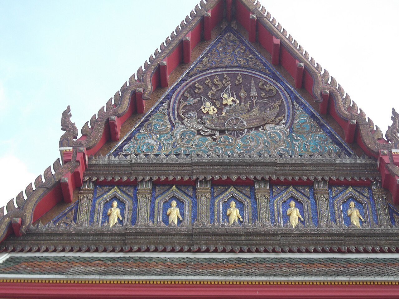 หน้าบันพระอุโบสถวัดบุปผาราม: หน้าบันซ้อนชั้นประดับกระเบื้อง