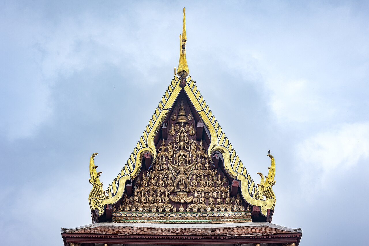 หน้าบันพระอุโบสถวัดหน้าพระเมรุ (อีกมุม): ป้านลมเส้นจอมแห หางหงส์ชี้ขึ้น