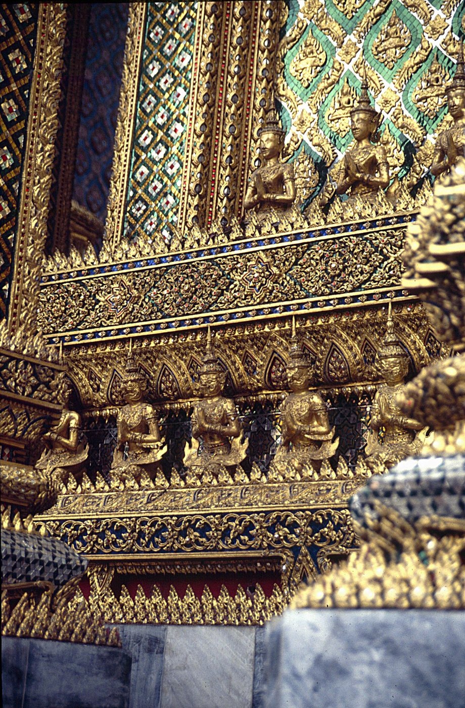 ฐานพระมณฑปวัดพระแก้ว: ครุฑและอสูรพนมมือเรียงรอบฐาน