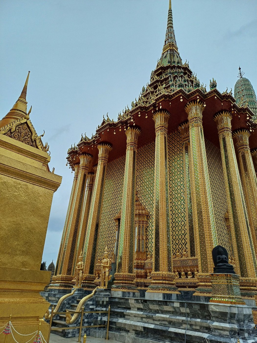 พระมณฑปวัดพระแก้ว: เสาย่อมุมปิดทอง ยอดมณฑปเหนือหลังคาซ้อน