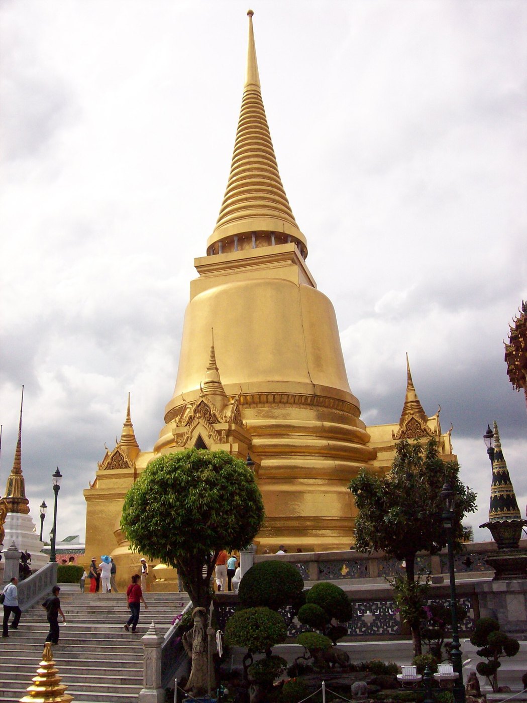 พระศรีรัตนเจดีย์ วัดพระแก้ว: เจดีย์ทรงระฆัง (ทรงลังกา)