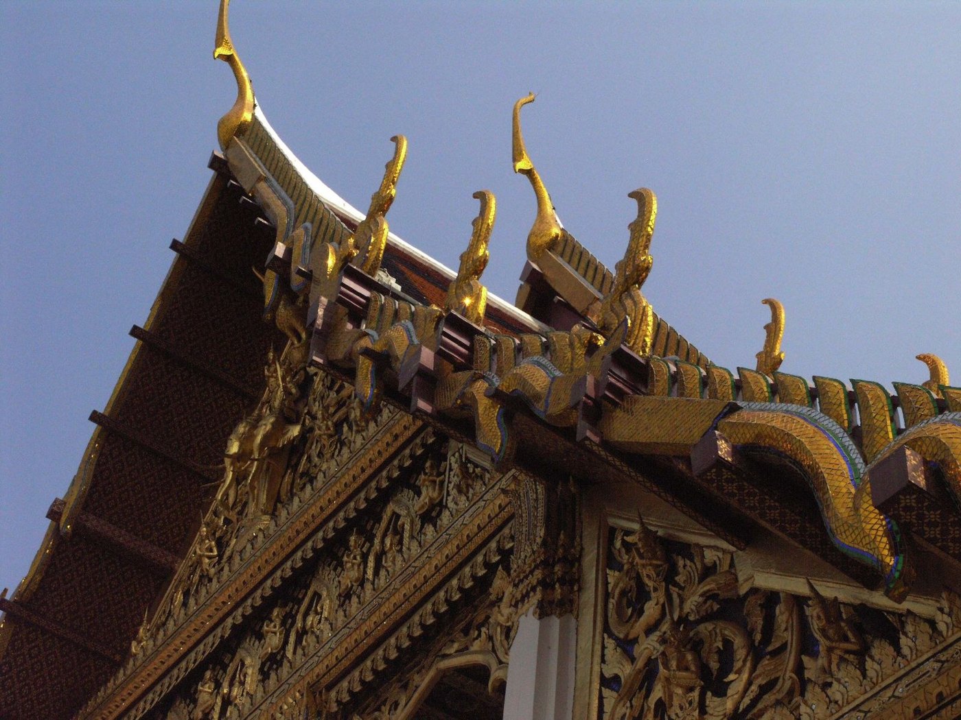 รายละเอียดลำยอง ใบระกา และหางหงส์ตามแนวชายคา