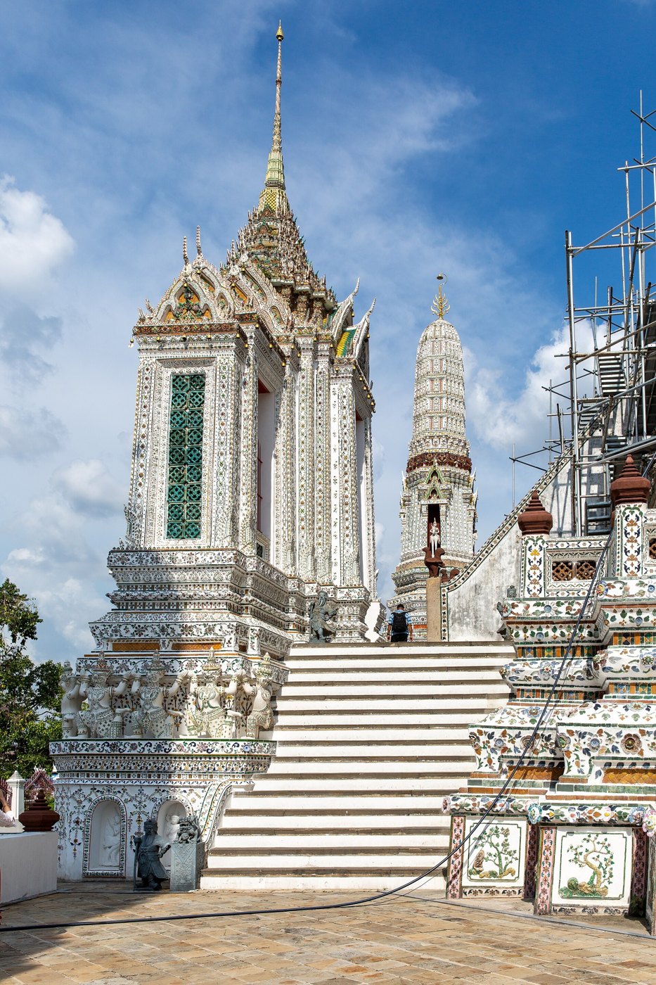 มณฑปทิศเหนือ วัดอรุณ: ทั้งองค์ ฐานซุ้ม แถบเทวดาแบก ตัวเรือนสูง หลังคาซ้อนจั่วสองชั้นทุกแขน ยอดเรือนธาตุงอกจากกลางหลังคา และบันไดข้างปลายปีก