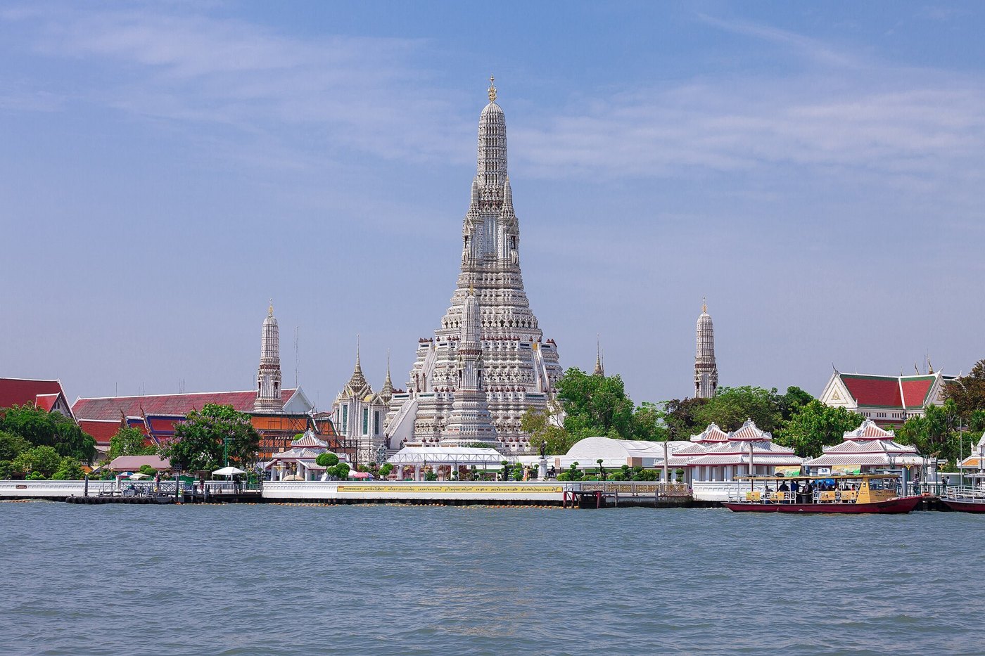 หมู่พระปรางค์วัดอรุณจากแม่น้ำ: ปรางค์ประธาน (เขาพระสุเมรุ) ล้อมด้วยปรางค์ทิศ 4 มุม