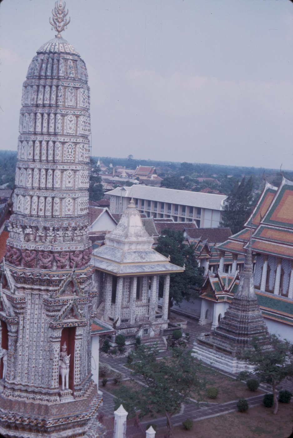 ปรางค์ทิศวัดอรุณ (มุมสูง): ประดับกระเบื้องและเปลือกหอย