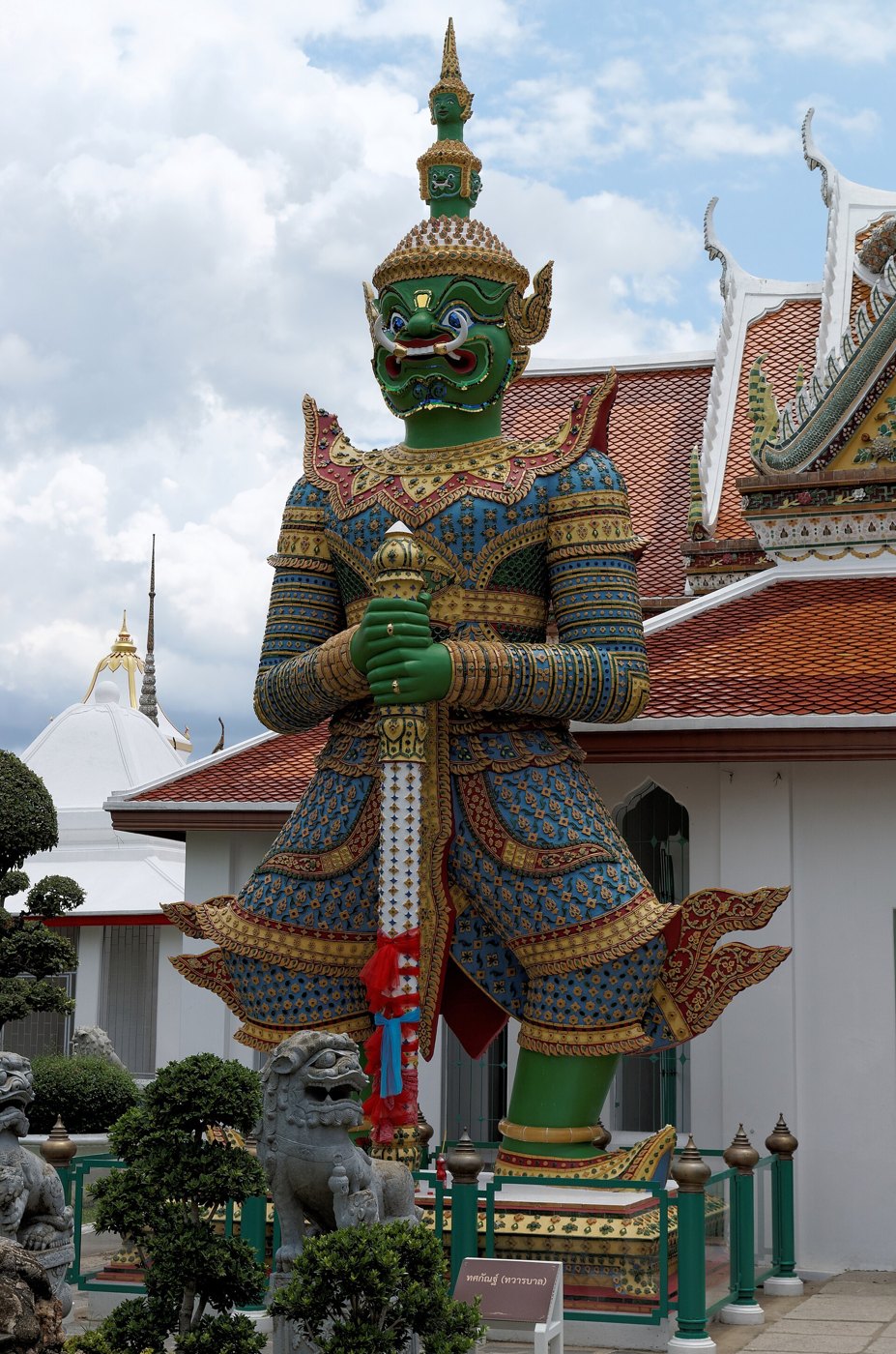 ยักษ์ทวารบาล (ทศกัณฐ์) เฝ้าประตูวัดอรุณ