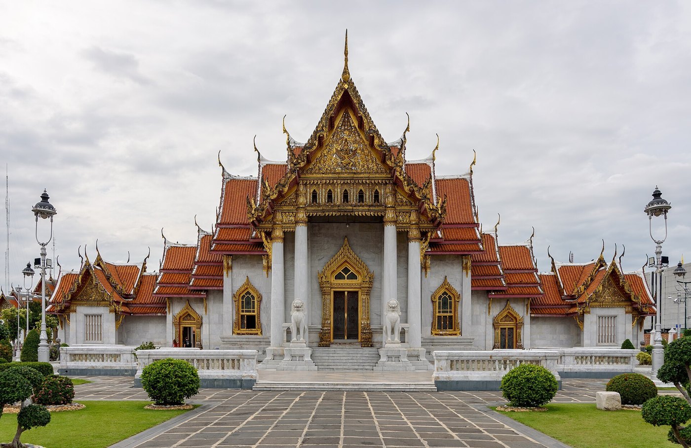 วัดเบญจมบพิตร: จั่วด้านหน้าซ้อนชั้น และหลังคาลดของปีกข้าง
