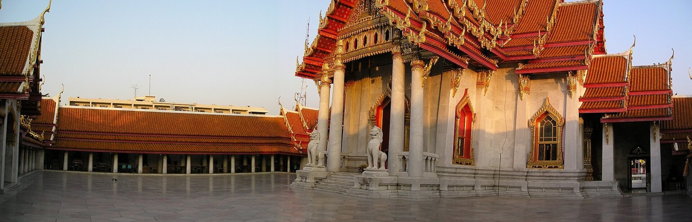 วัดเบญจมบพิตร (ภาพกว้าง): หลังคาซ้อนและลดหลายชั้นตลอดแนวอาคาร