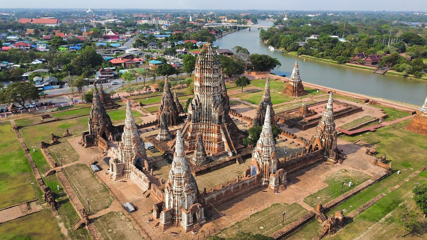 วัดไชยวัฒนารามมุมสูง: ผังปรางค์ประธาน ปรางค์ทิศ และเมรุทิศเมรุราย