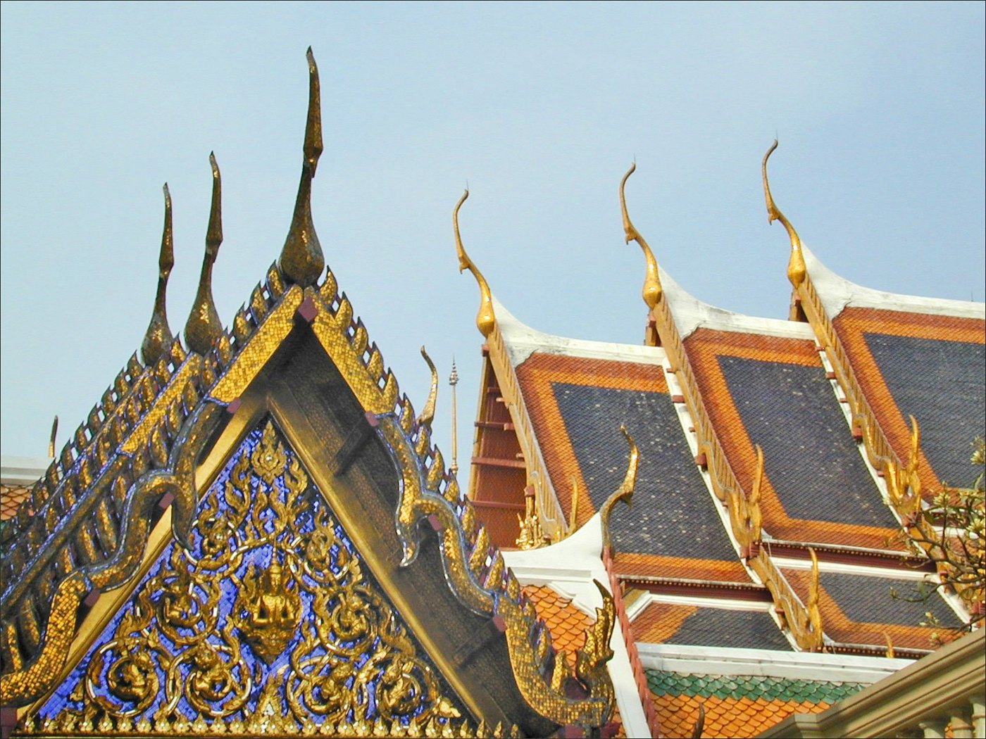 หลังคาวัดพระแก้ว: หน้าบัน ลำยอง และหลังคาซ้อนกระเบื้องเคลือบ