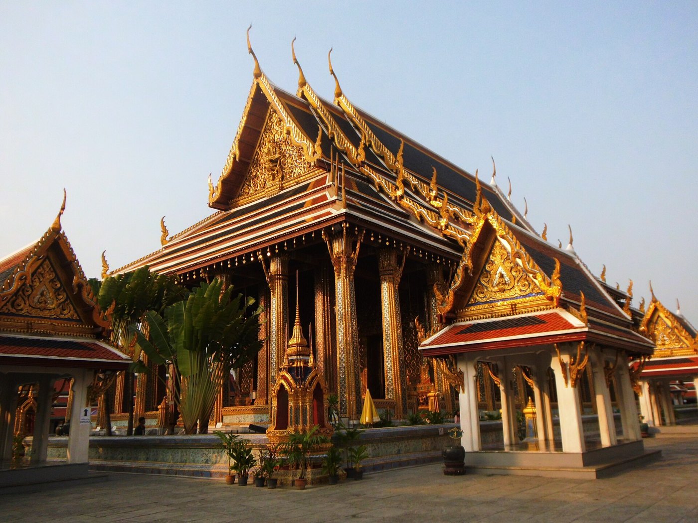 พระอุโบสถวัดพระแก้ว: หลังคาซ้อนและลด มีมุข ช่อฟ้าทุกจั่ว