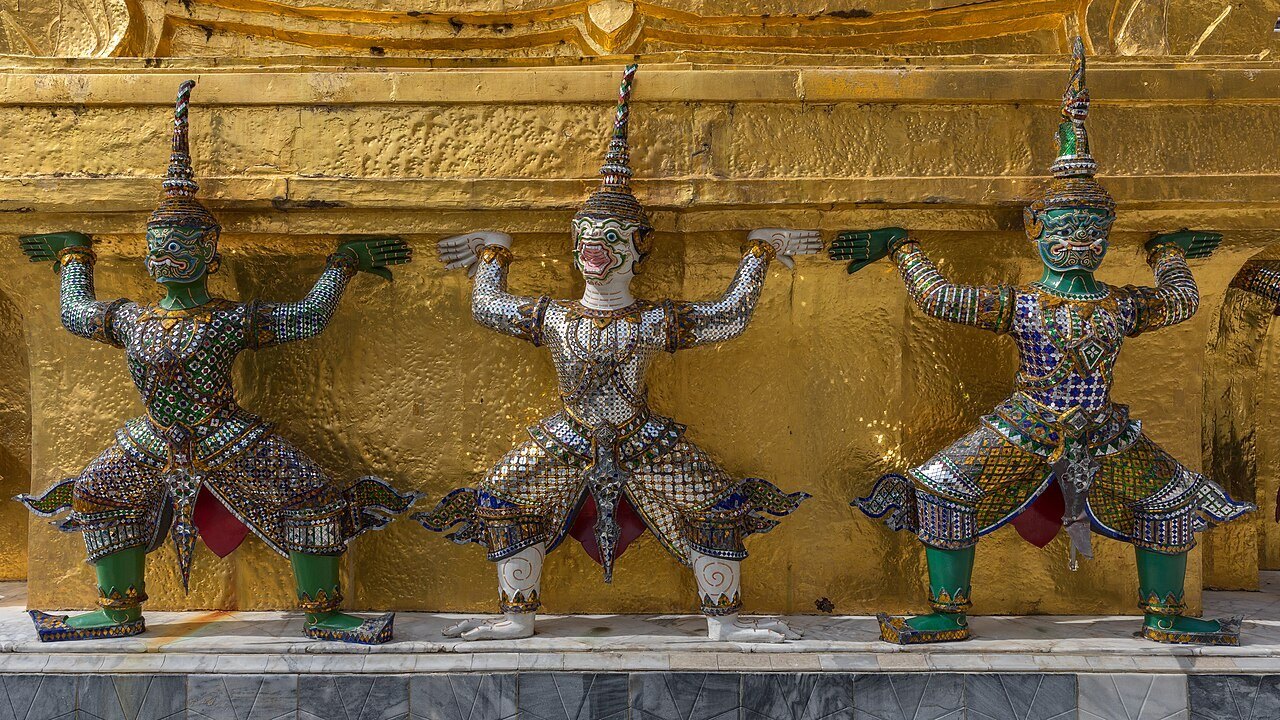 ยักษ์แบกฐานเจดีย์ทองคำ วัดพระแก้ว