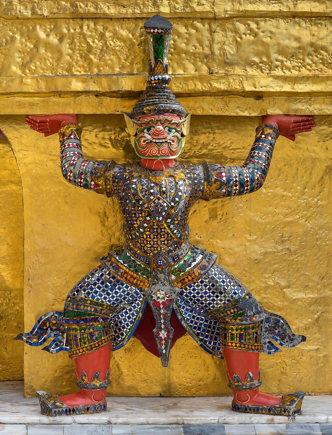 ยักษ์แบก (ตัวเดียว) ฐานเจดีย์ทองคำ วัดพระแก้ว